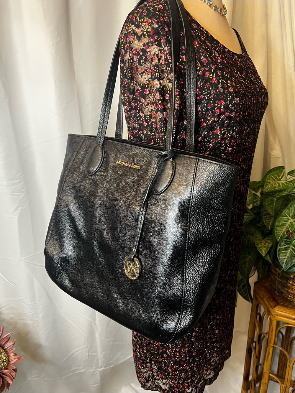 Michael Kors Black Leather Tote with Gold Logo Charm - Picture 15 of 16